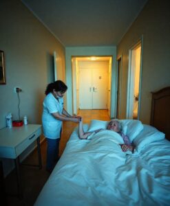 Más refugios atienden necesidades médicas de personas mayores sin techo - AI Generated Image